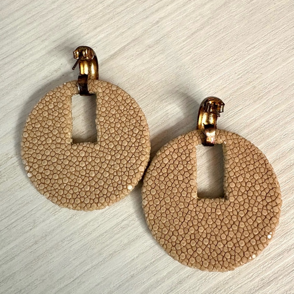 Vivo genuine Stingray camel earring in perfect condition